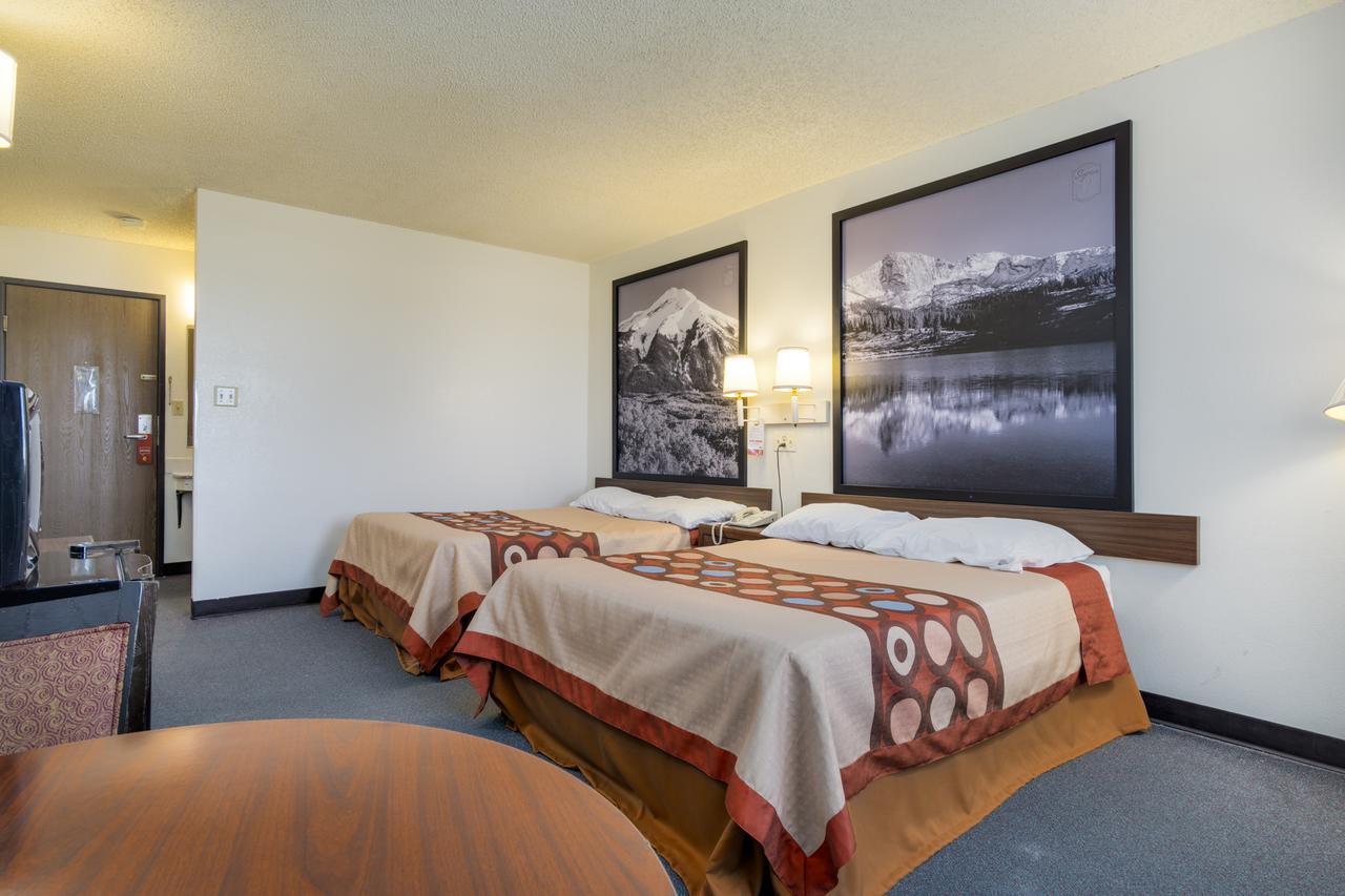 Super 8 By Wyndham Limon Hotel Exterior photo
