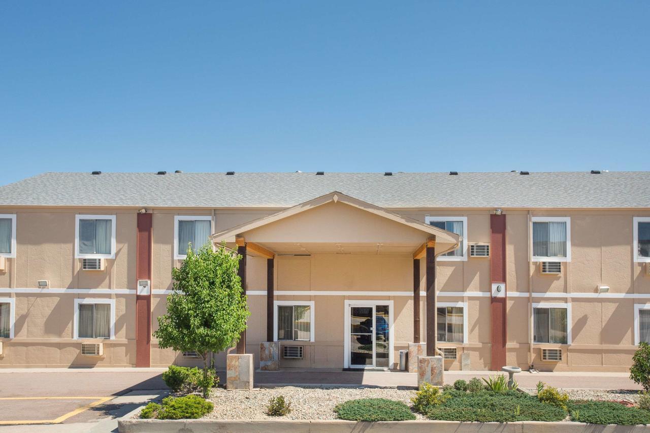 Super 8 By Wyndham Limon Hotel Exterior photo