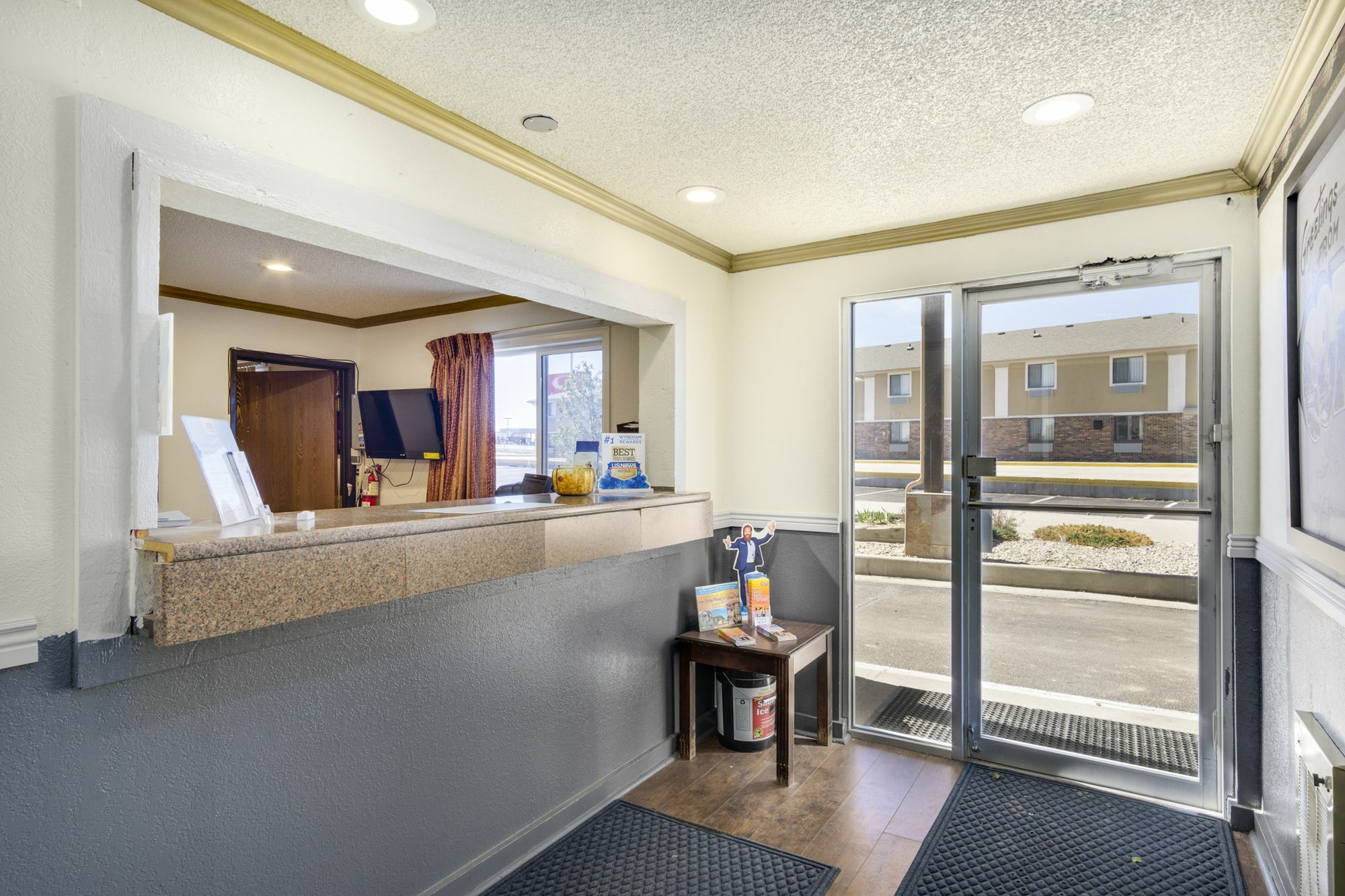Super 8 By Wyndham Limon Hotel Exterior photo